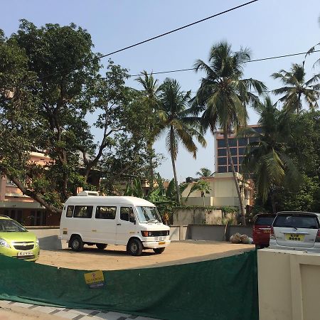 Mega Tourist Home Palarivattom Kochi Exterior foto